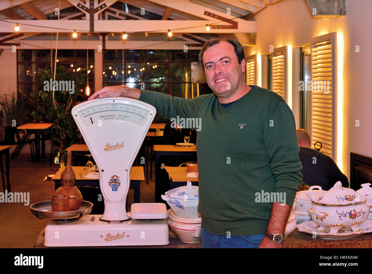Herr Tiago Fernandes posiert in seinem stilvollen grill Restaurant Armazem in Sagres Stockfoto
