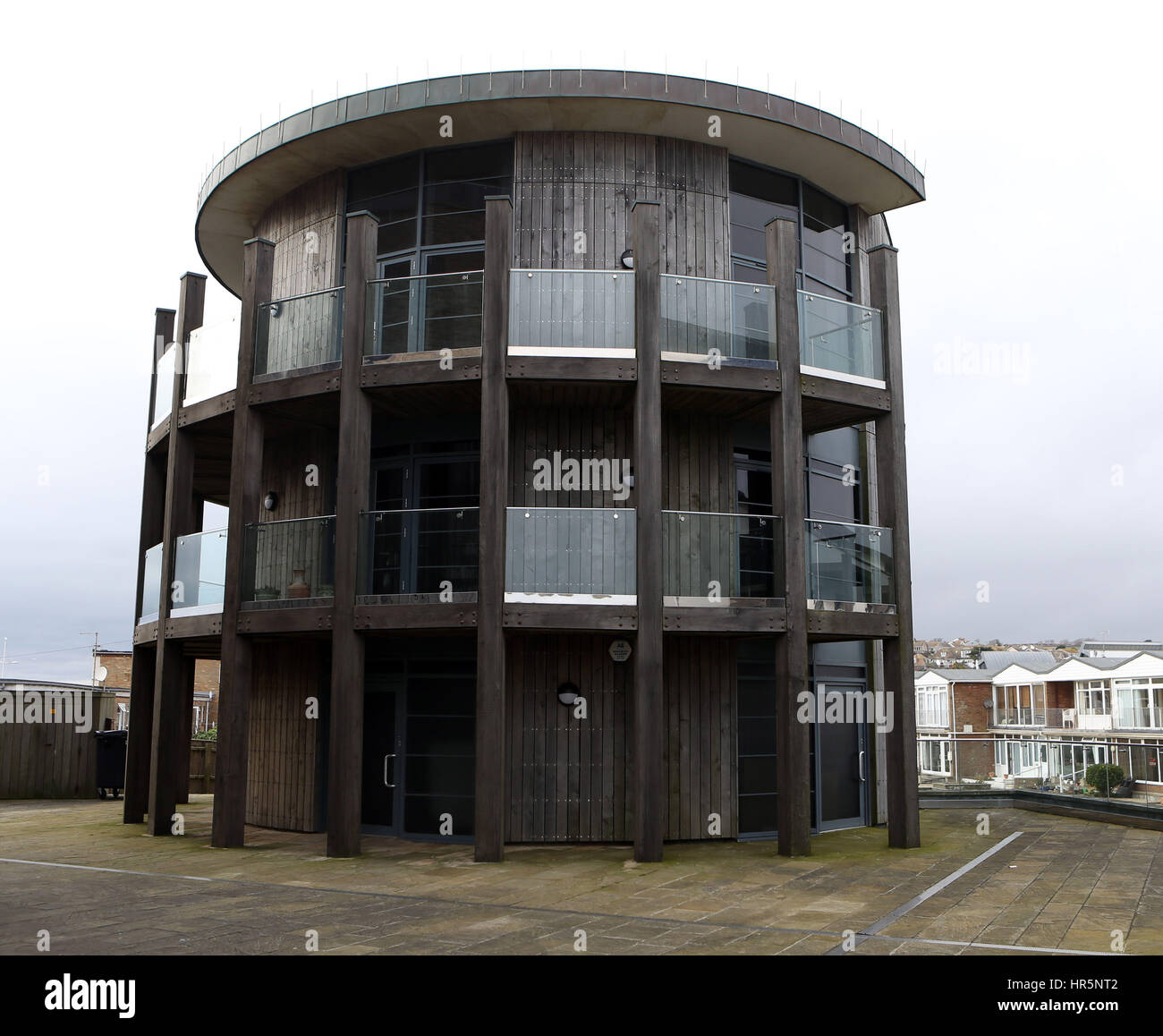 Die Torheit, einen Wohnblock in West Bay, Dorset. ITV Broadchurch wird das Gebäude genutzt, für die Dreharbeiten Außenaufnahmen von der Polizeistation. Stockfoto