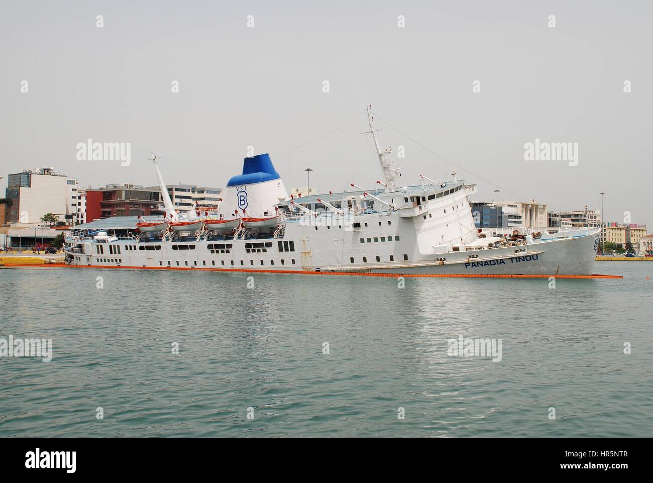 Ventouris Sea Lines Fähre Panagia Tinou schlecht nach der Einnahme auf Wasser im Hafen von Piräus in Athen am 11. Mai 2016 auflisten. Stockfoto