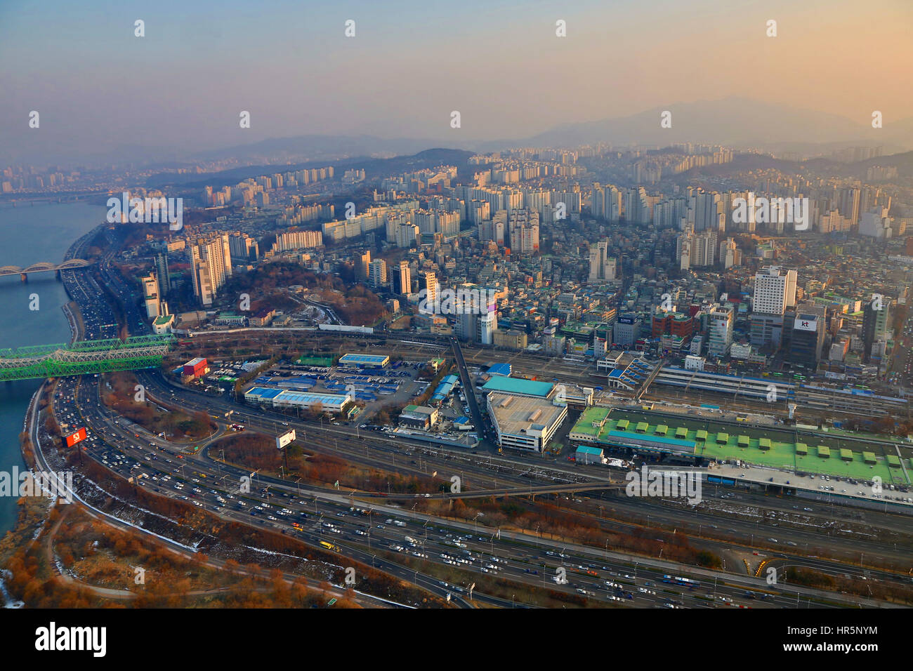 Überblick über die Skyline von Seoul in der Abenddämmerung in Seoul, Korea Stockfoto