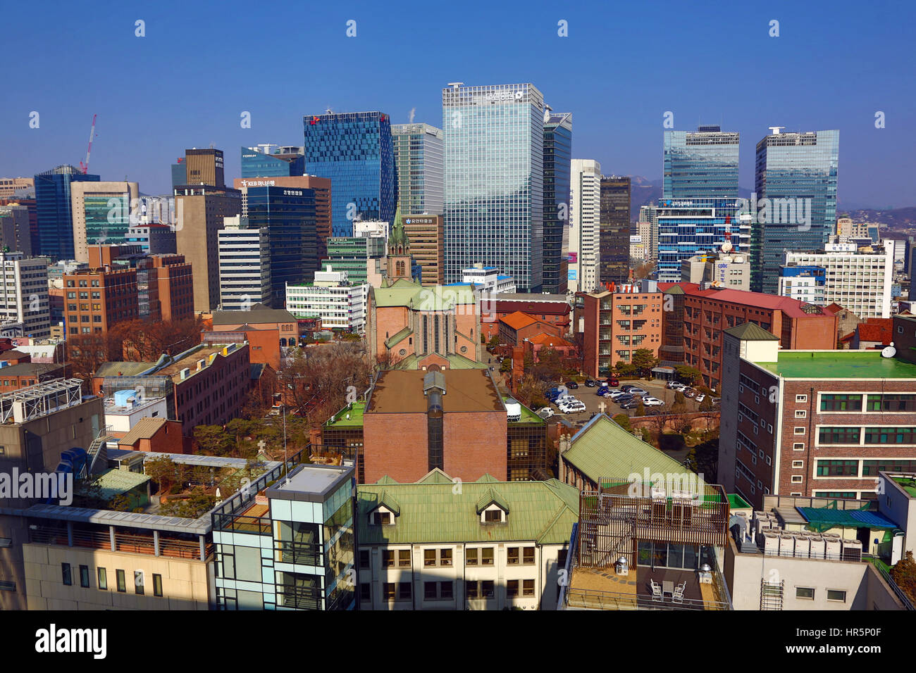 Gebäude der Skyline von Myeongdong und Myeongdong Kathedrale, Seoul, Korea Stockfoto