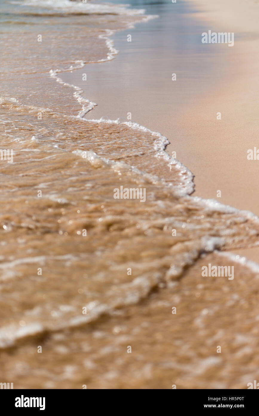 weiche Wellen am Sandstrand Stockfoto