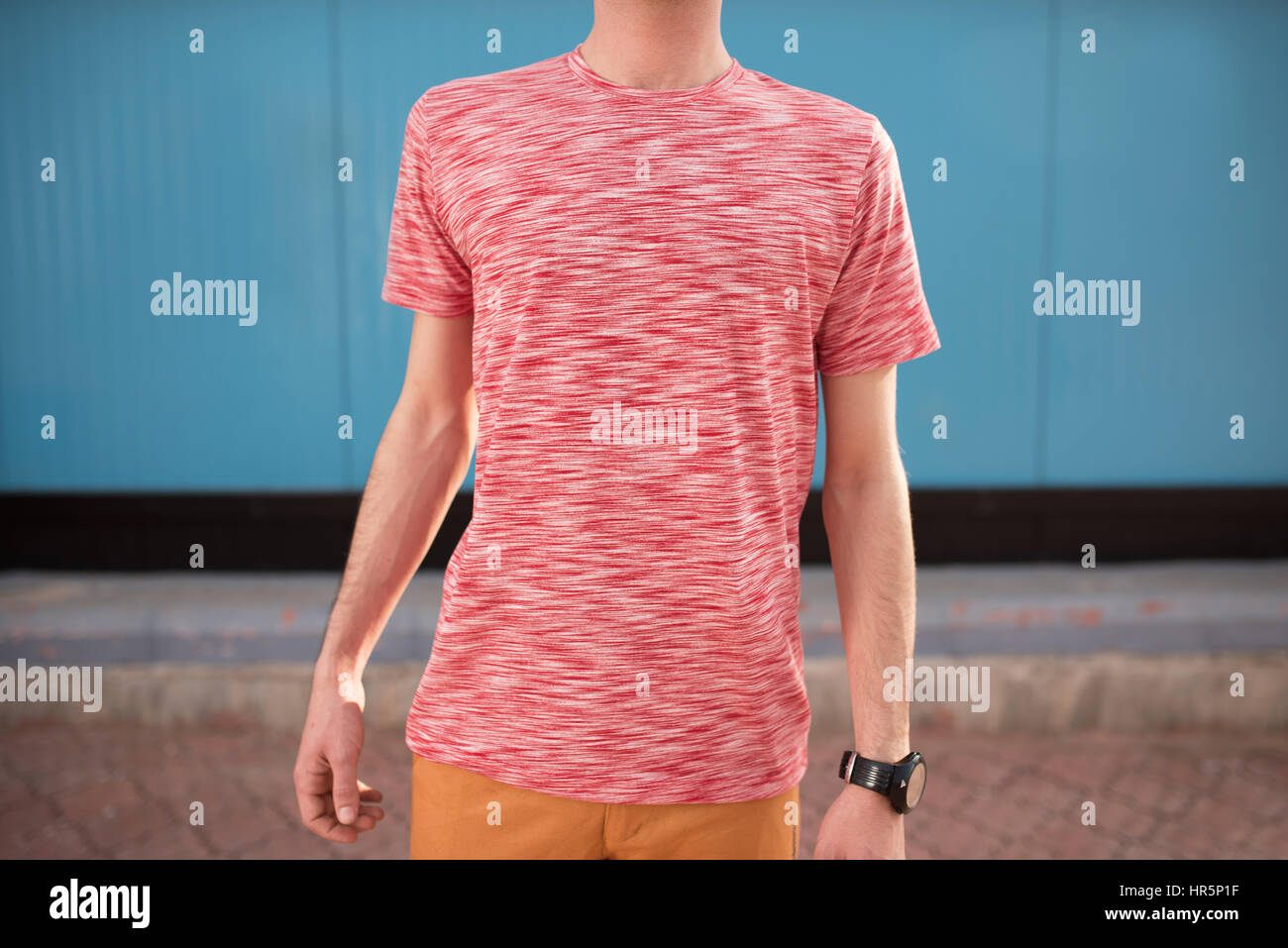 Mann mit rotem t-shirt Stockfoto
