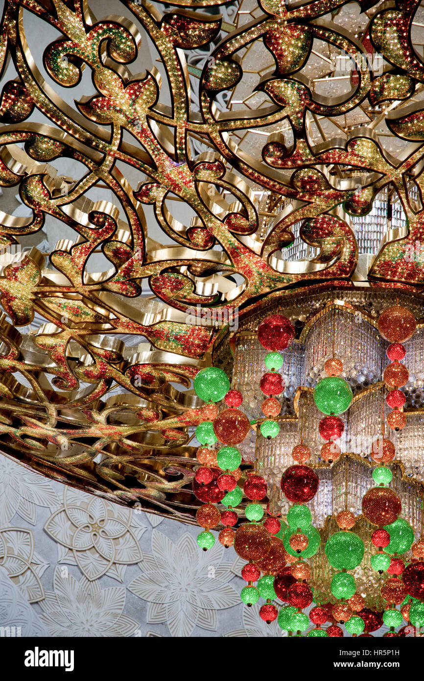 Abu Dhabi, Vereinigte Arabische Emirate - 12. April 2015: Detail des Leuchters in Scheich-Zayid-Moschee, Vereinigte Arabische Emirate. Stockfoto