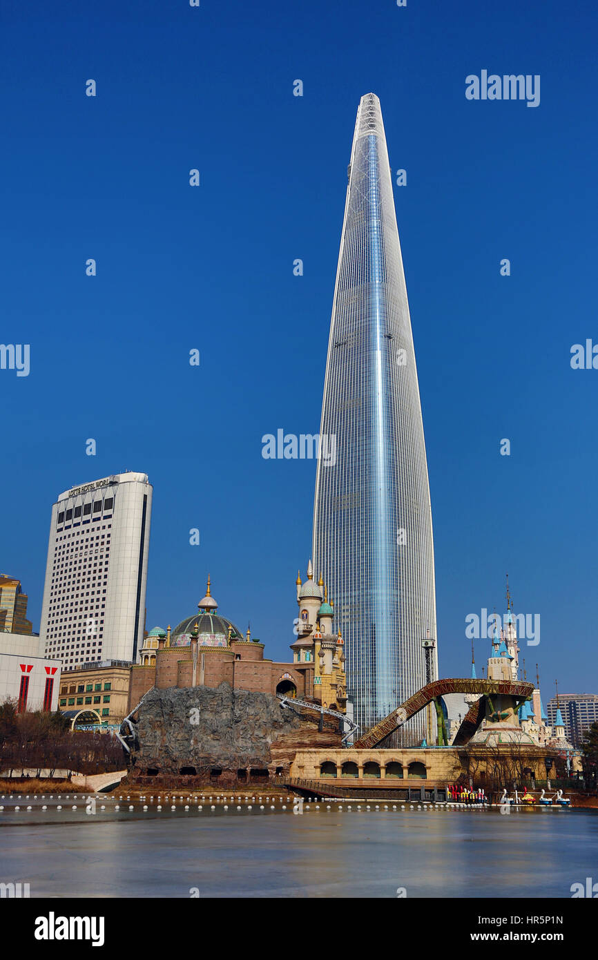 Lotte World Tower Wolkenkratzer und Themenpark in Jamsil, Seoul, Korea Stockfoto
