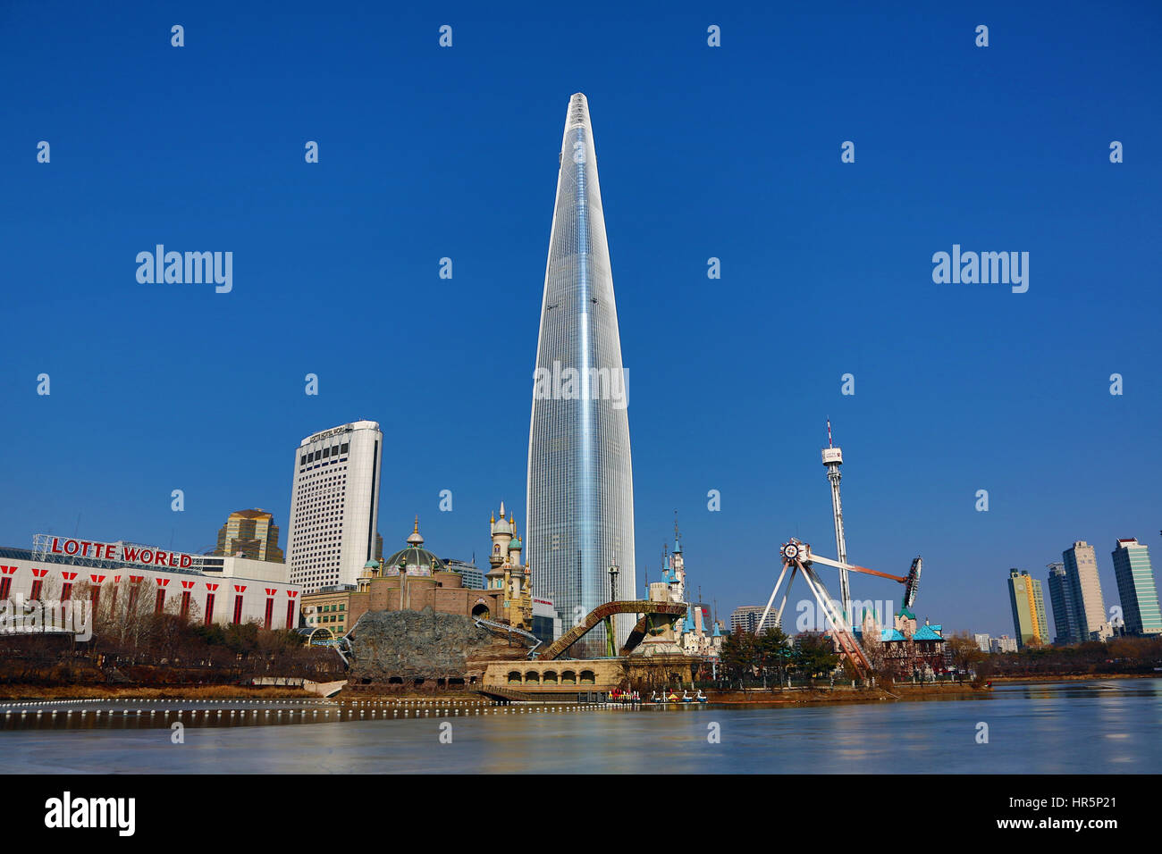Lotte World Tower Wolkenkratzer und Themenpark in Jamsil, Seoul, Korea Stockfoto