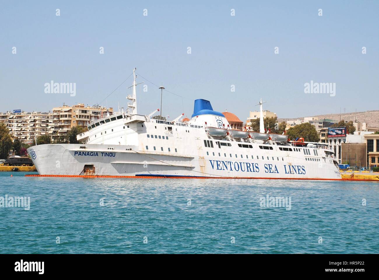 Ventouris Sea Lines Fähre Panagia Tinou Listen schlecht nach der Einnahme auf Wasser im Hafen von Piräus in Athen am 13. Mai 2016. Stockfoto