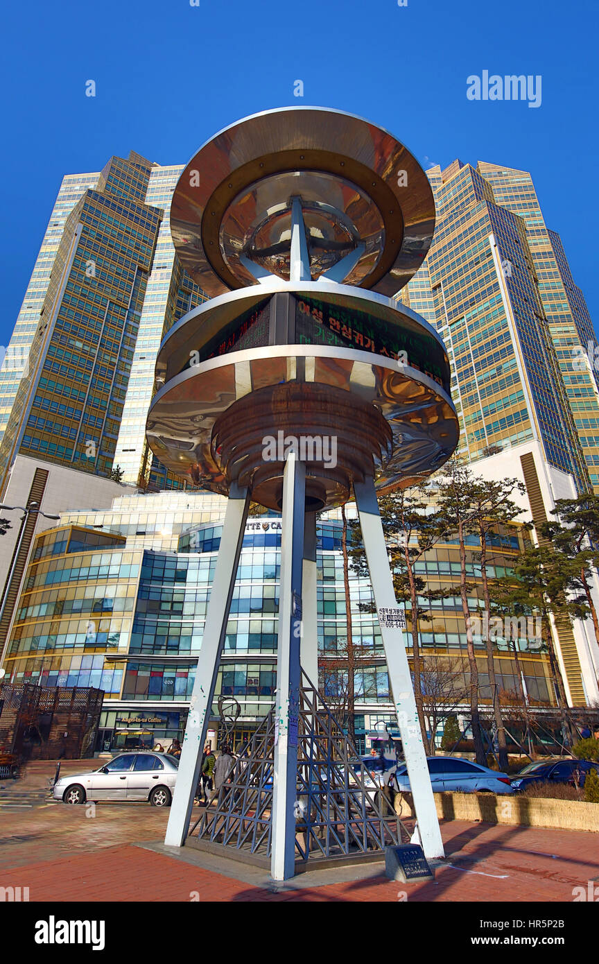 Lotte Castle Gold Apartments und Metallstruktur an der Kreuzung Jamsil Station, Seoul, Korea Stockfoto