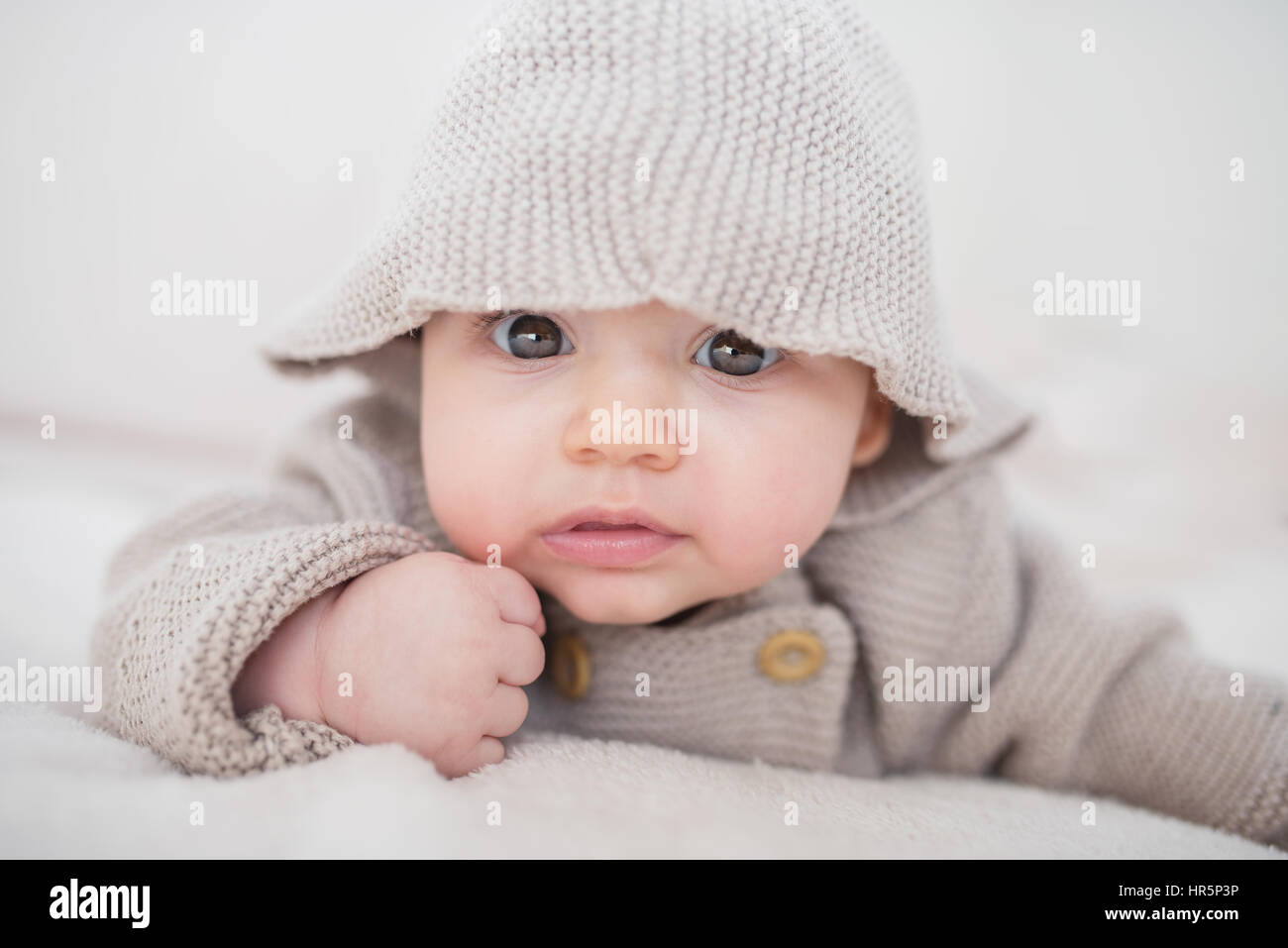 Porträt von Baby wach, in die Kamera schaut Stockfoto