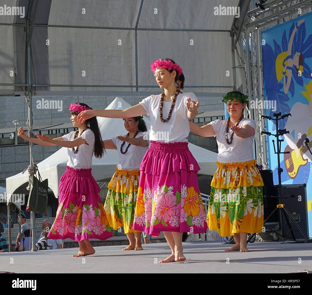 KAOHSIUNG, TAIWAN--23. April 2016: eine Gruppe von unbekannten Tänzern führt einen hawaiianischen Tanz beim 1. Pacific Rim Ukulele Festival, ein kostenloses outdoor Stockfoto