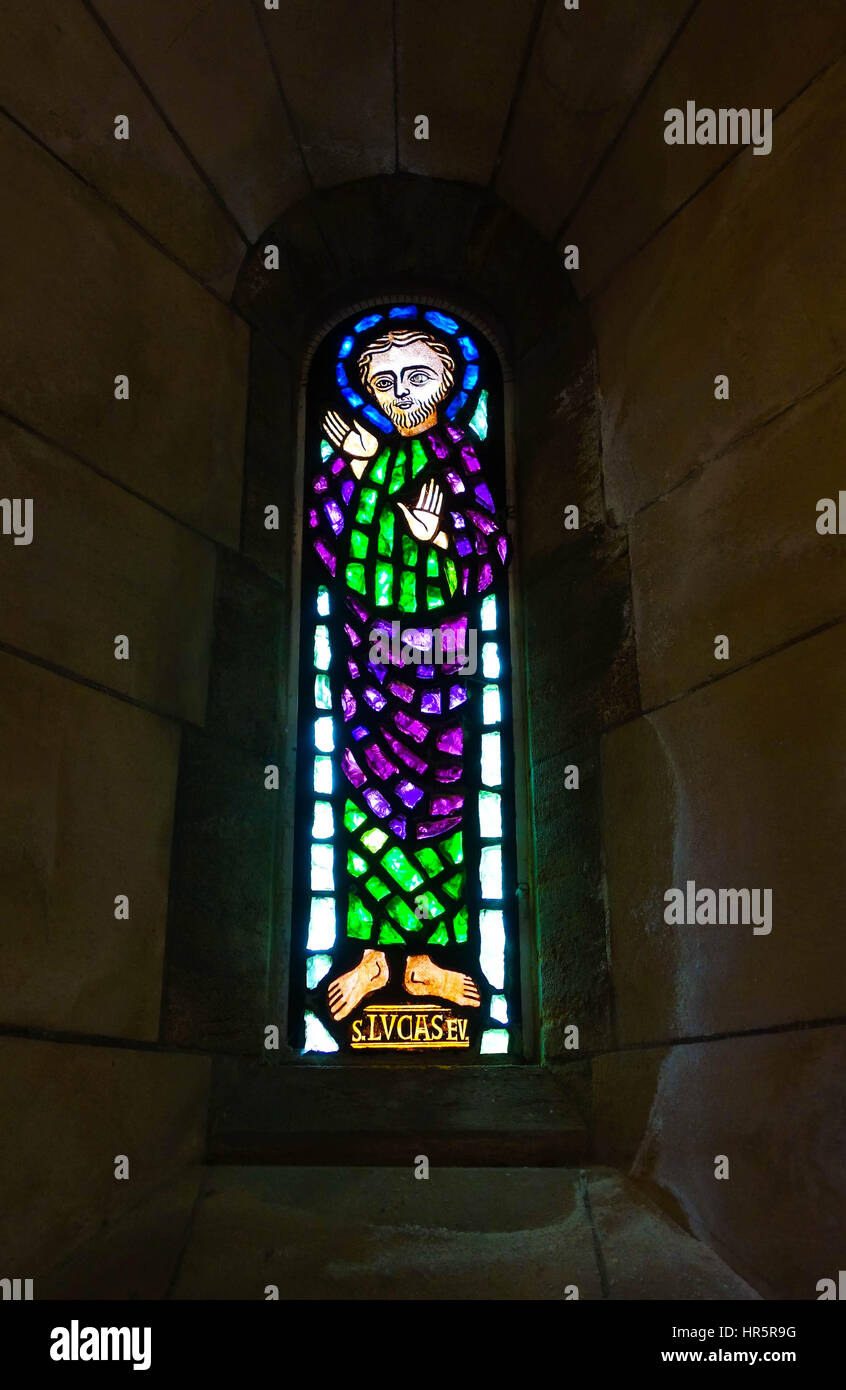 Glasmalerei Darstellung St. Lucas (Luke) Evangelist Buckfast Abbey Devon England UK Stockfoto