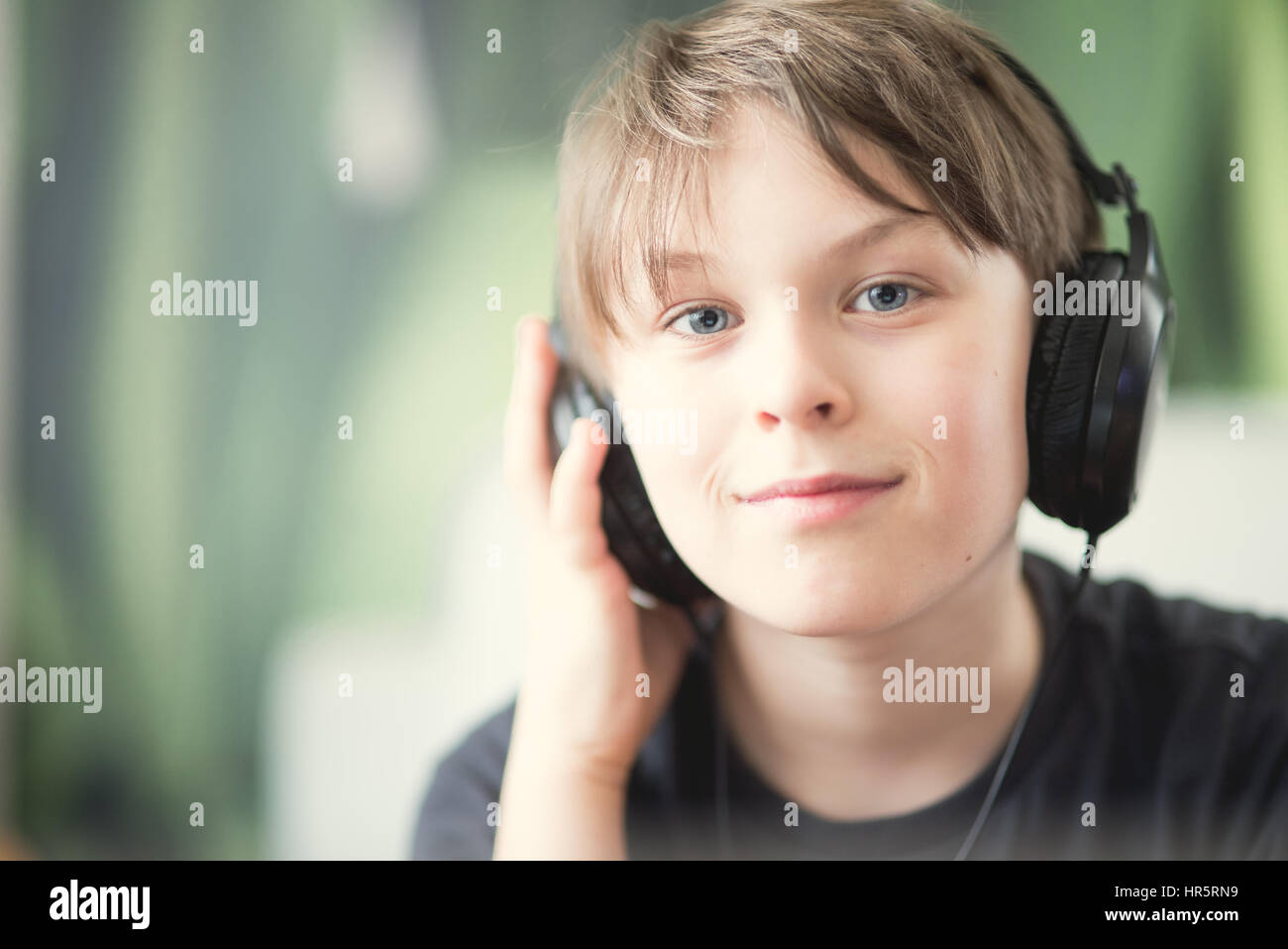 Ein Junge, der Musik oder Hörbuch mit Kopfhörer Stockfoto