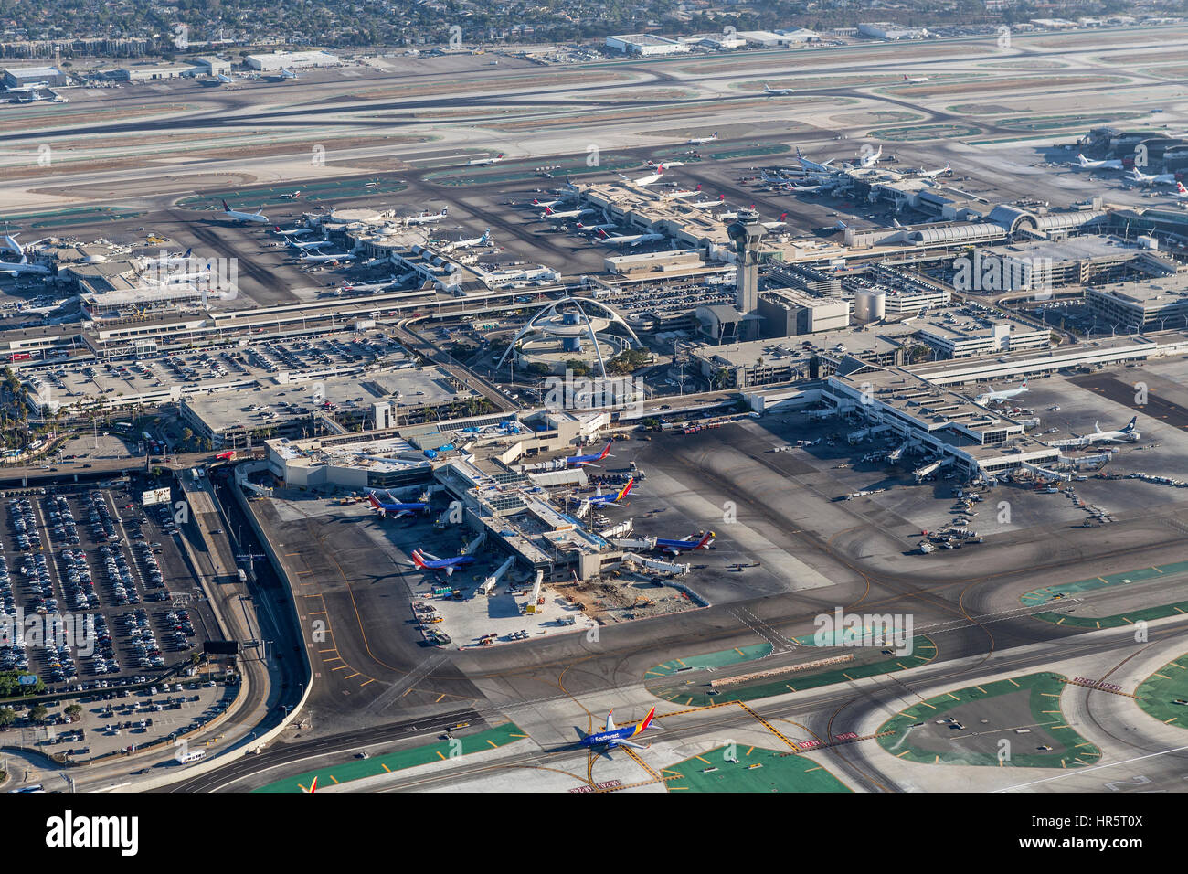 Los Angeles, Kalifornien, USA - 16. August 2016: Am Nachmittag Luftaufnahme des Los Angeles International Airport-Terminals und Start-und Landebahnen. Stockfoto