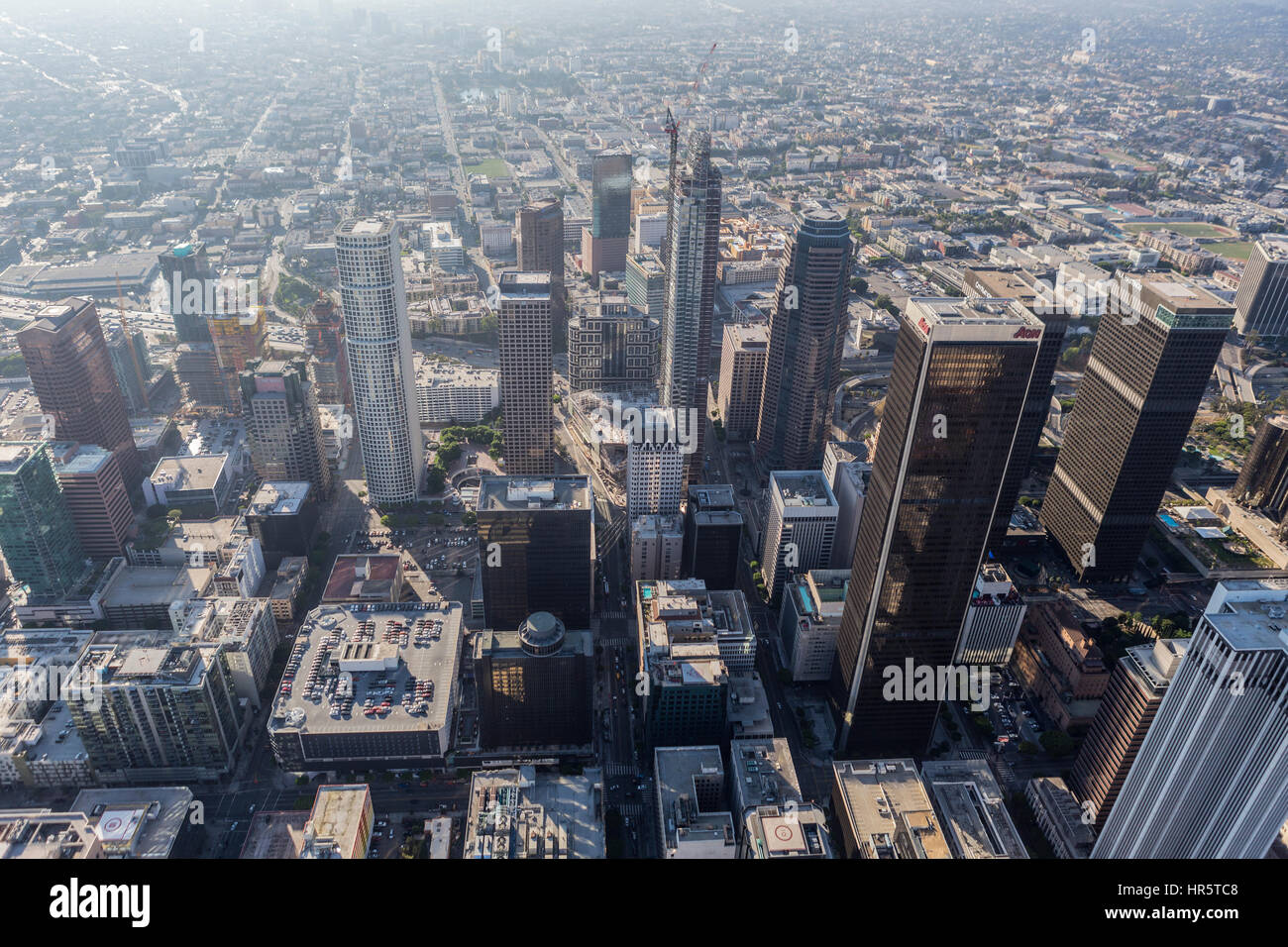 Los Angeles, Kalifornien, USA - 6. August 2016: Dicke Sommersmog Trübung der Innenstadt Skyline-Blick entlang der 7th Street... Stockfoto