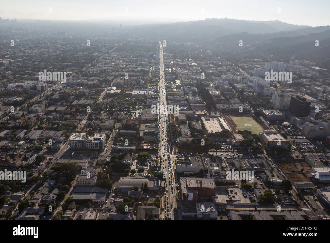 Los Angeles, Kalifornien, USA - 6. August 2016: Luftaufnahme des dicken Sommersmog über Sunset Boulevard in Hollywood. Stockfoto