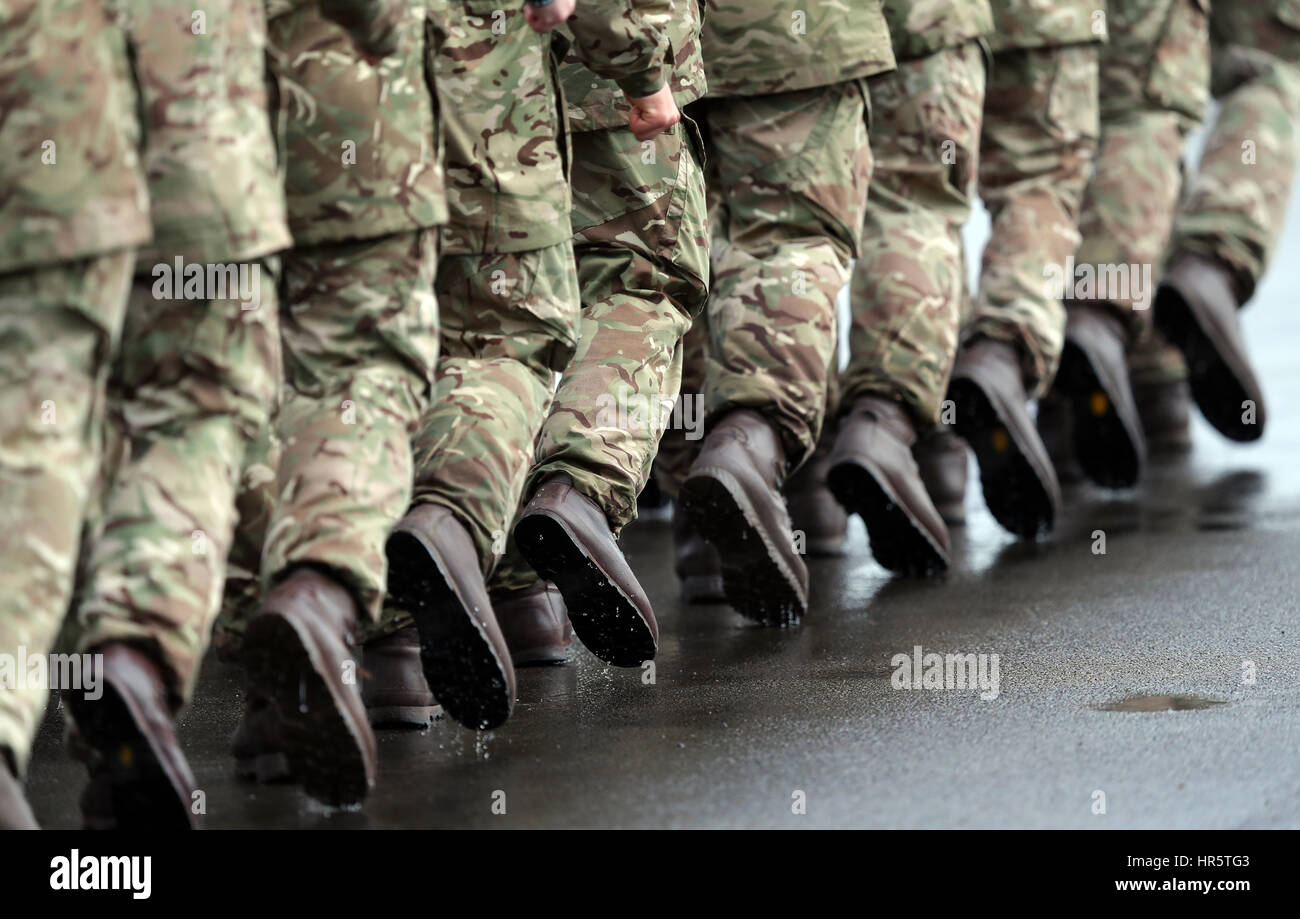 Mitglieder des 4. Bataillons The Rifles März im Regen Normandy Barracks, Aldershot Stockfoto