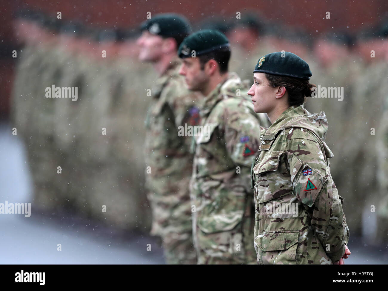 Mitglieder des 4. Bataillons The Rifles Aufstellung zur Inspektion bei