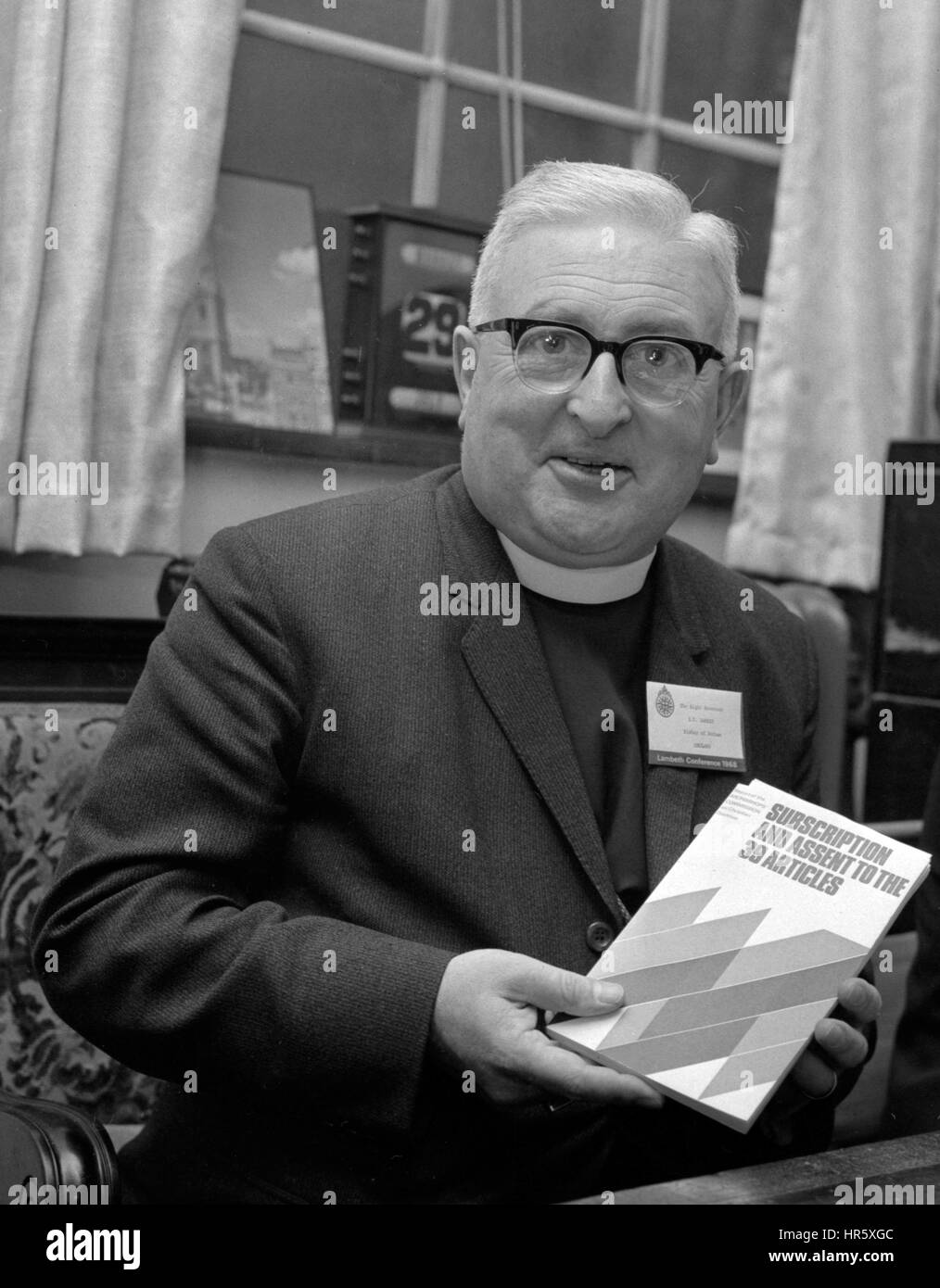 Das rechte Reverend Dr. Ian Ramsey, Bischof von Durham und Vorstandsvorsitzender der erzbischöflichen Kommission auf Christian Doctrine, enthält eine Kopie des ersten Berichts der Kommission - Abonnement und Zustimmung zu den 39 Artikeln - in London. Stockfoto