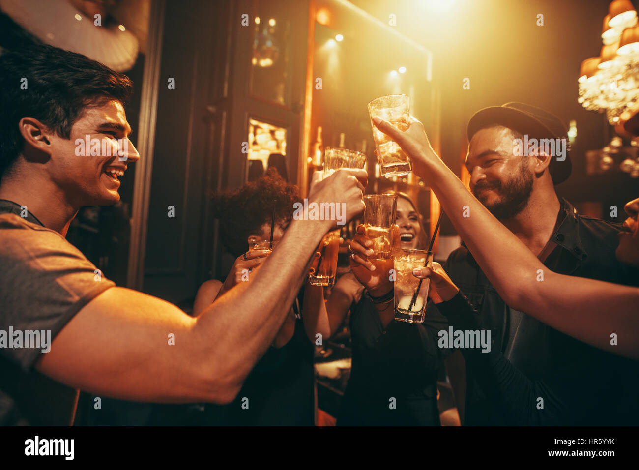 Jugendliche feiern und Toasten Getränke im Nachtclub. Freunde, die gute Zeit im Club. Stockfoto