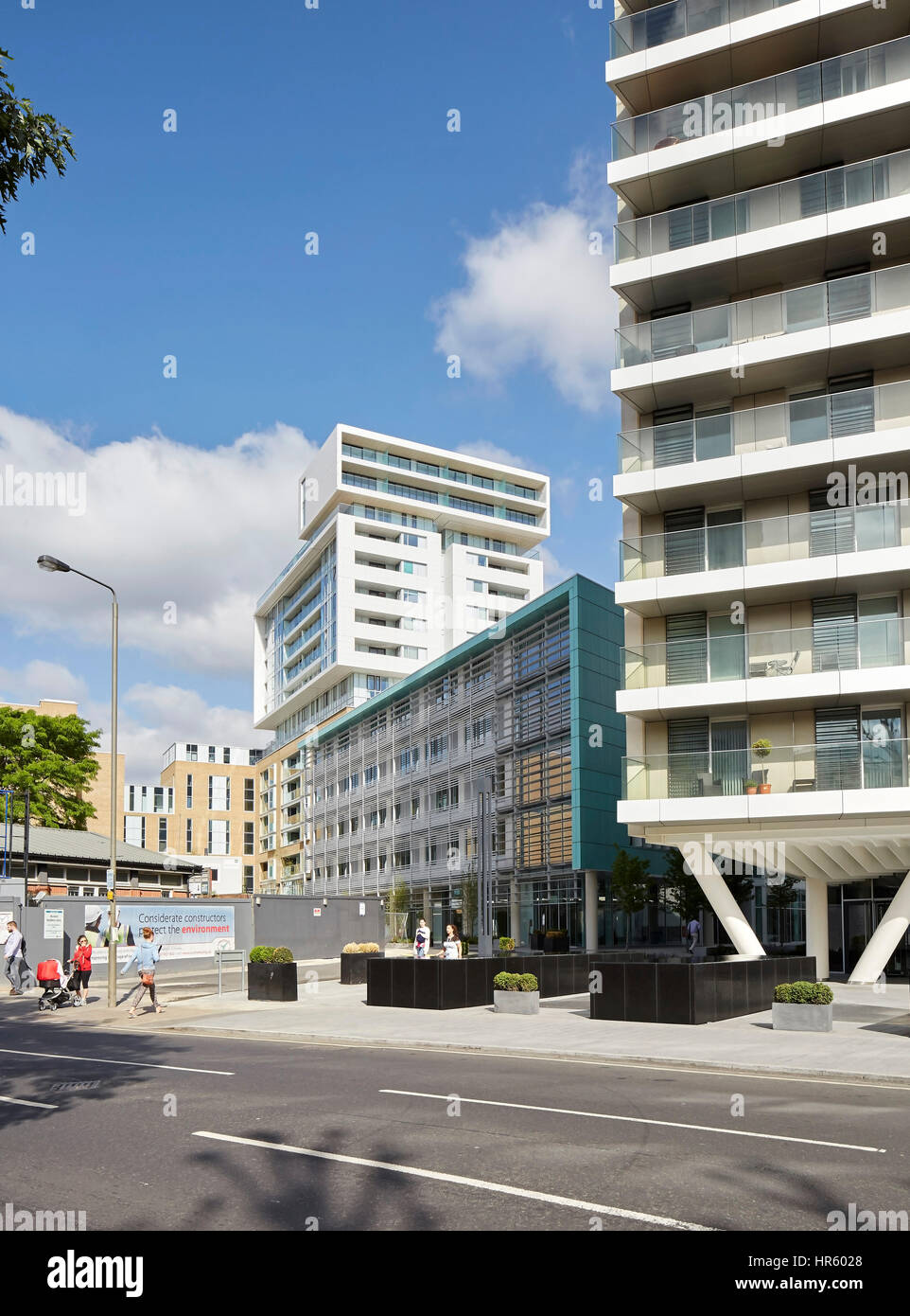 Blick auf die Straße Ebene in Richtung Wohnblock. Wandsworth Systems, London, Vereinigtes Königreich. Architekt: Rolfe Judd Ltd, 2015. Stockfoto