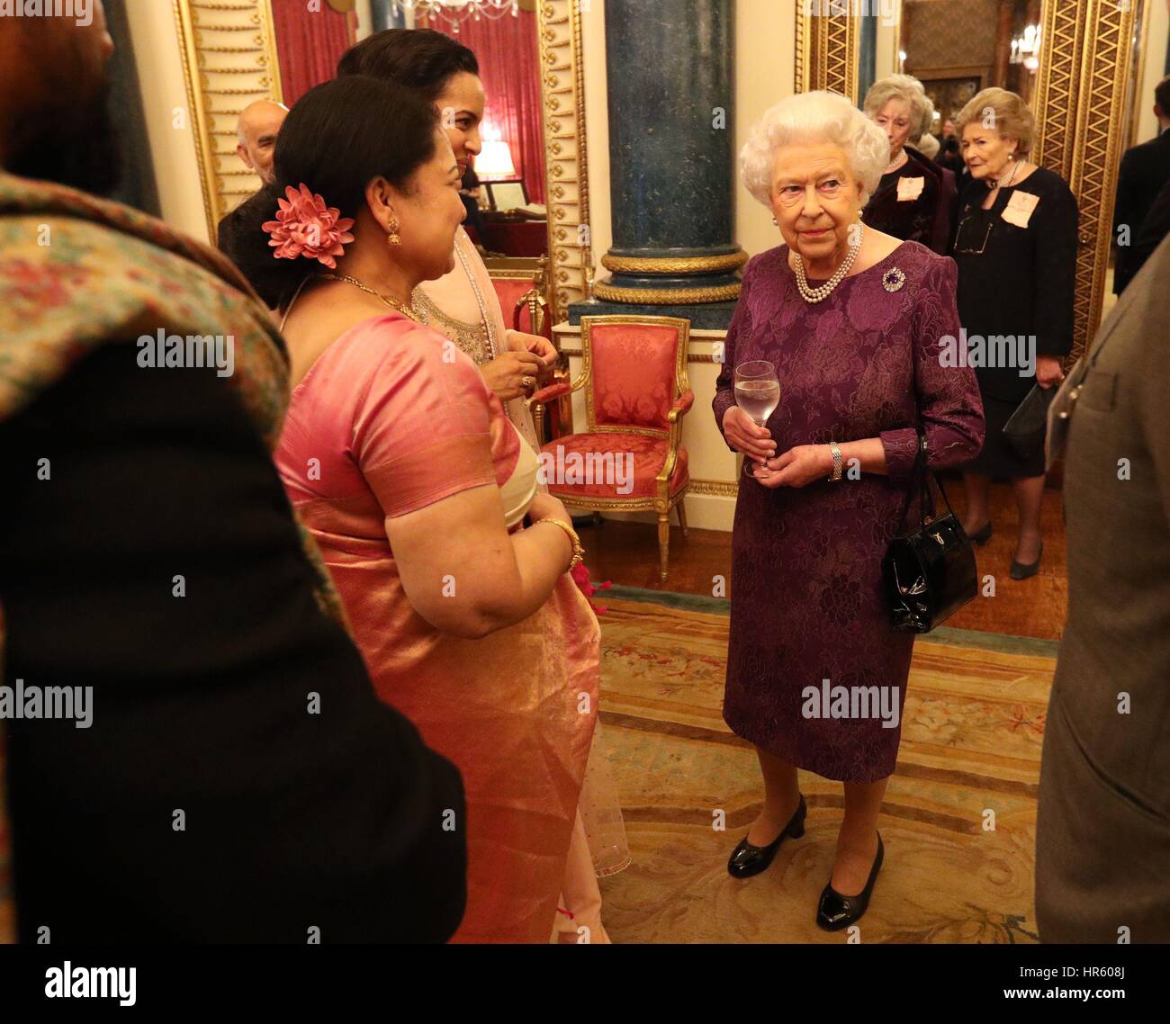 Königin Elizabeth II trifft Sukanya Shankar (links) und Anoushka Shankar (Mitte), der die Frau und Tochter von Ravi Shankar bei einem Empfang anlässlich die Einführung der UK-Indien Jahr Kultur 2017 am Buckingham Palace, London. Stockfoto