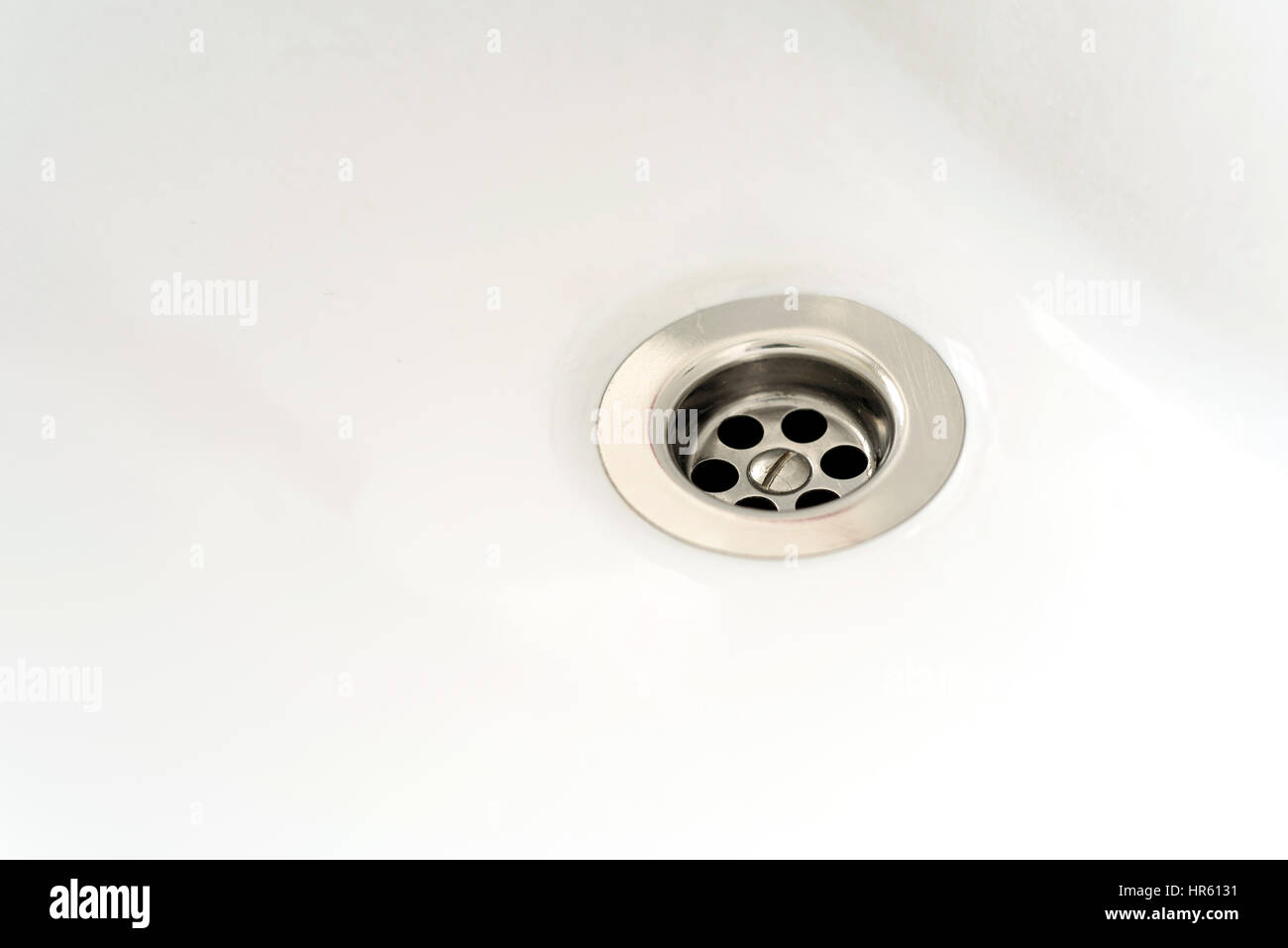 Kleine Silber Chrom Metallic Waschbecken Abfluss aus einem Bad oder mit weißer Keramik Exemplar für Badgestaltung basiert und Themen zu versenken. Stockfoto