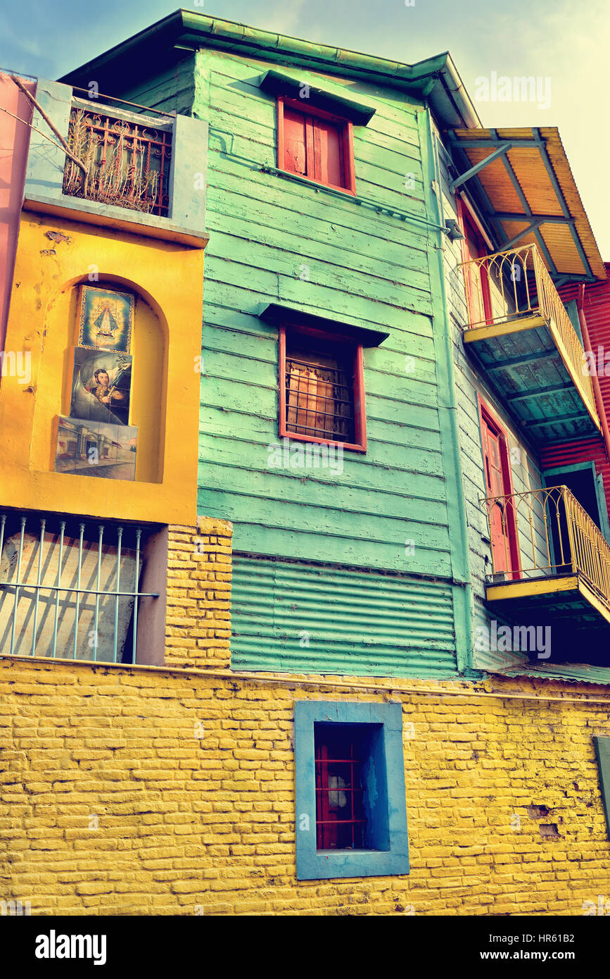 Straßen von La Boca in Buenos Aires, Argentinien mit vielen bunten Häusern und Tango-Lehrer. Stockfoto