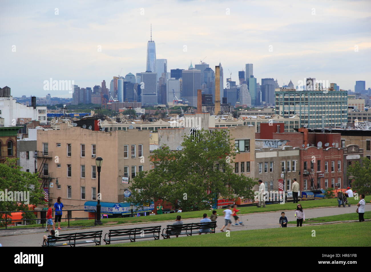 Sunset Park in Brooklyn mit Familien aus Einwanderergruppen amüsieren sich mit dem atemberaubenden Hintergrund von Manhattan Stockfoto