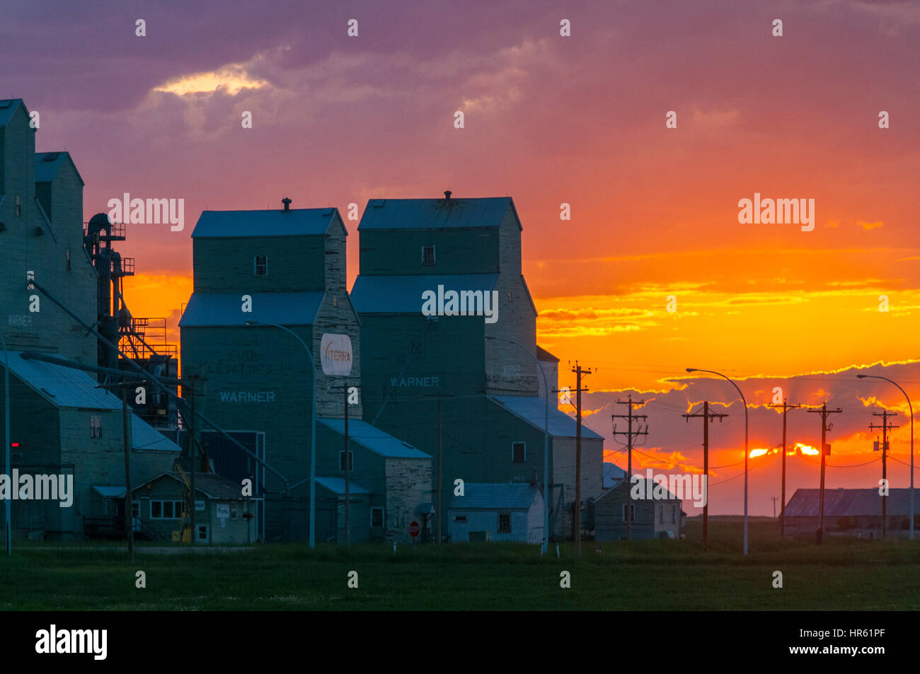 Kornelevatoren bei Sonnenuntergang, Warner, Alberta, Kanada Stockfoto