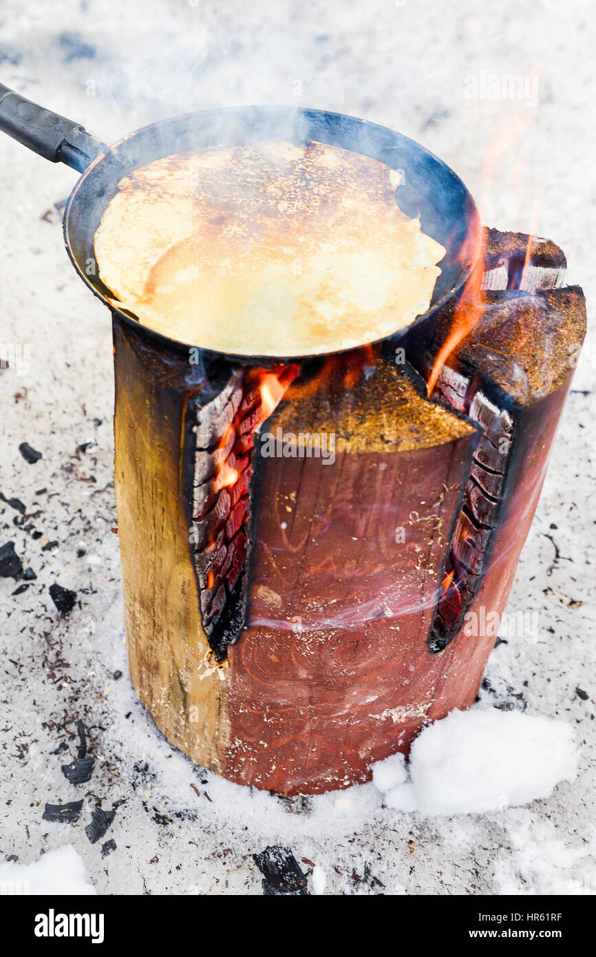 Kochen Pfannkuchen in Brand Stockfoto