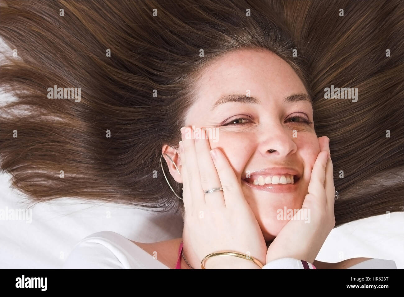 schönes Porträt eines Modells mit sehr weicher Haut und schöne Augen - schüchtern Stockfoto