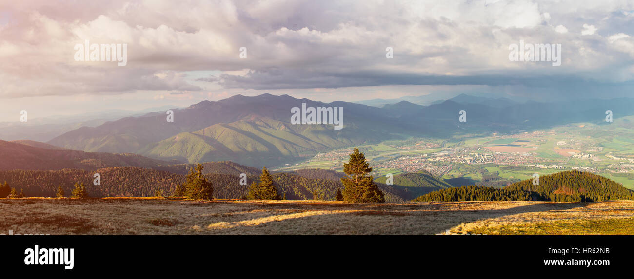 Warmen Frühlingsabend in Bergen. Panoramablick auf Tal vom Berggipfel. Hellen Frühlingslandschaft. Frühlings-Hintergrund mit Sonnenlicht. Stockfoto