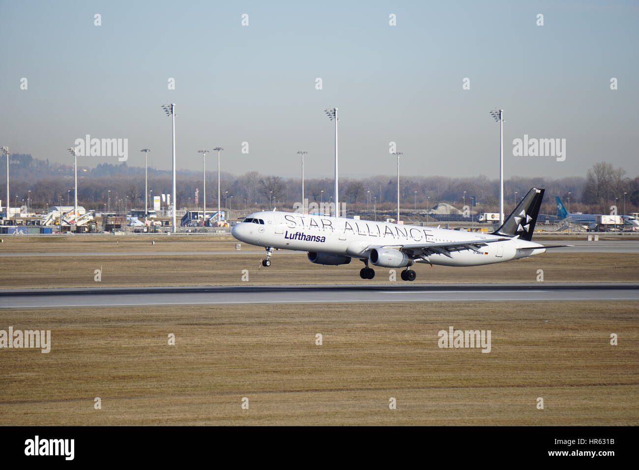 Lufthansa Star Alliance, A321-100, landet auf dem Flughafen Franz Josef Strauß, München, 26L, um 0955 Ortszeit. Stockfoto Lufthansa Star Alliance, A321-100, landet auf dem Flughafen Franz Josef Strauß, München, 26L, um 0955 Ortszeit. Stockfoto