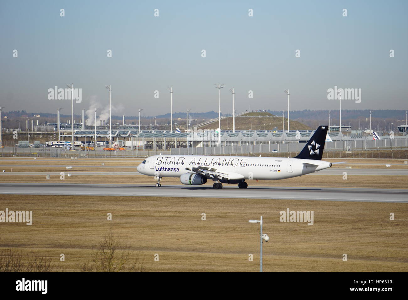 Lufthansa Star Alliance, A321-100, landet auf dem Flughafen Franz Josef Strauß, München, 26L, um 0955 Ortszeit. Stockfoto Lufthansa Star Alliance, A321-100, landet auf dem Flughafen Franz Josef Strauß, München, 26L, um 0955 Ortszeit. Stockfoto