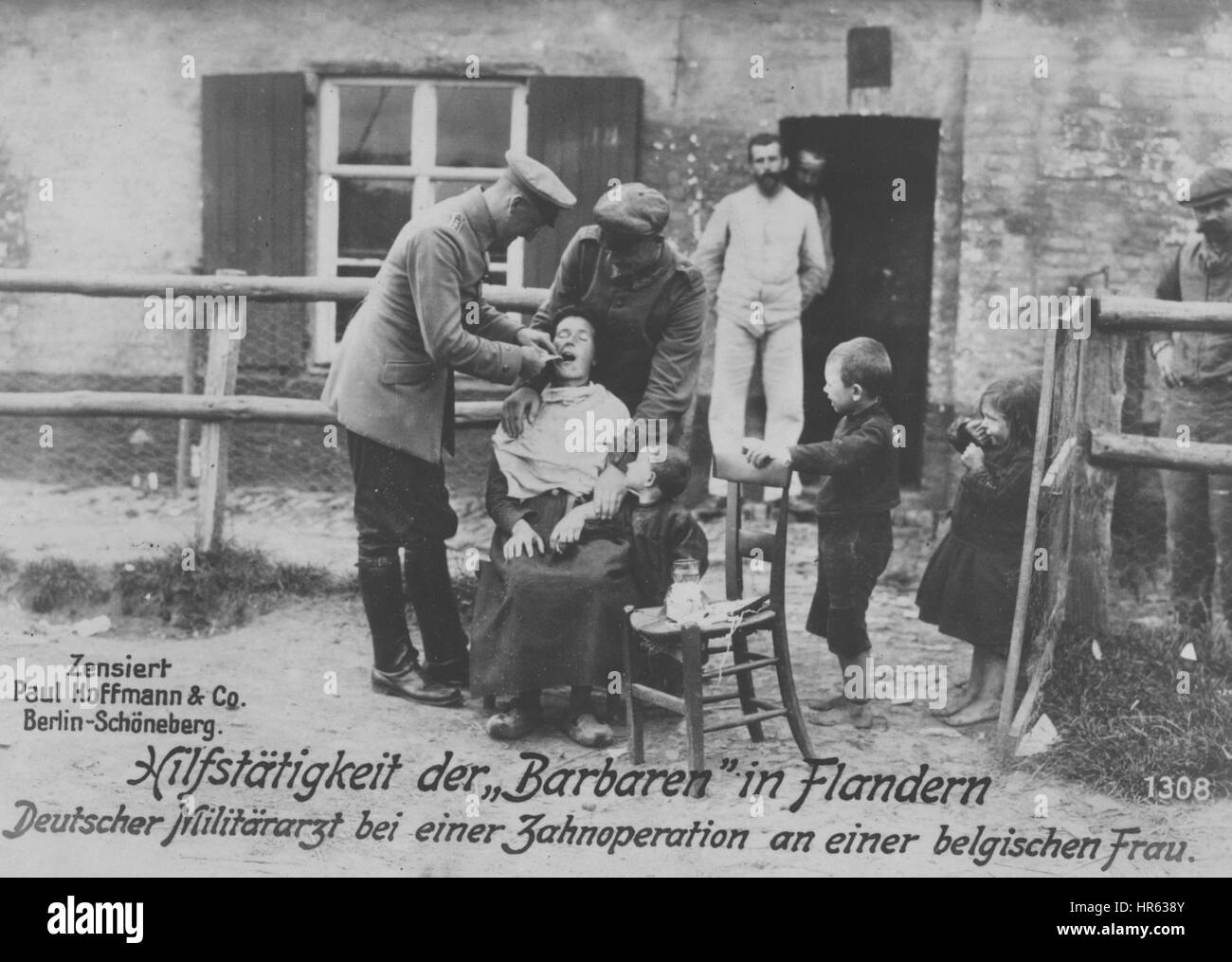 Deutschen Militärarzt zahnärztliche Tätigkeit auf eine belgische Frau im ersten Weltkrieg, 1915. Von der New York Public Library. Stockfoto