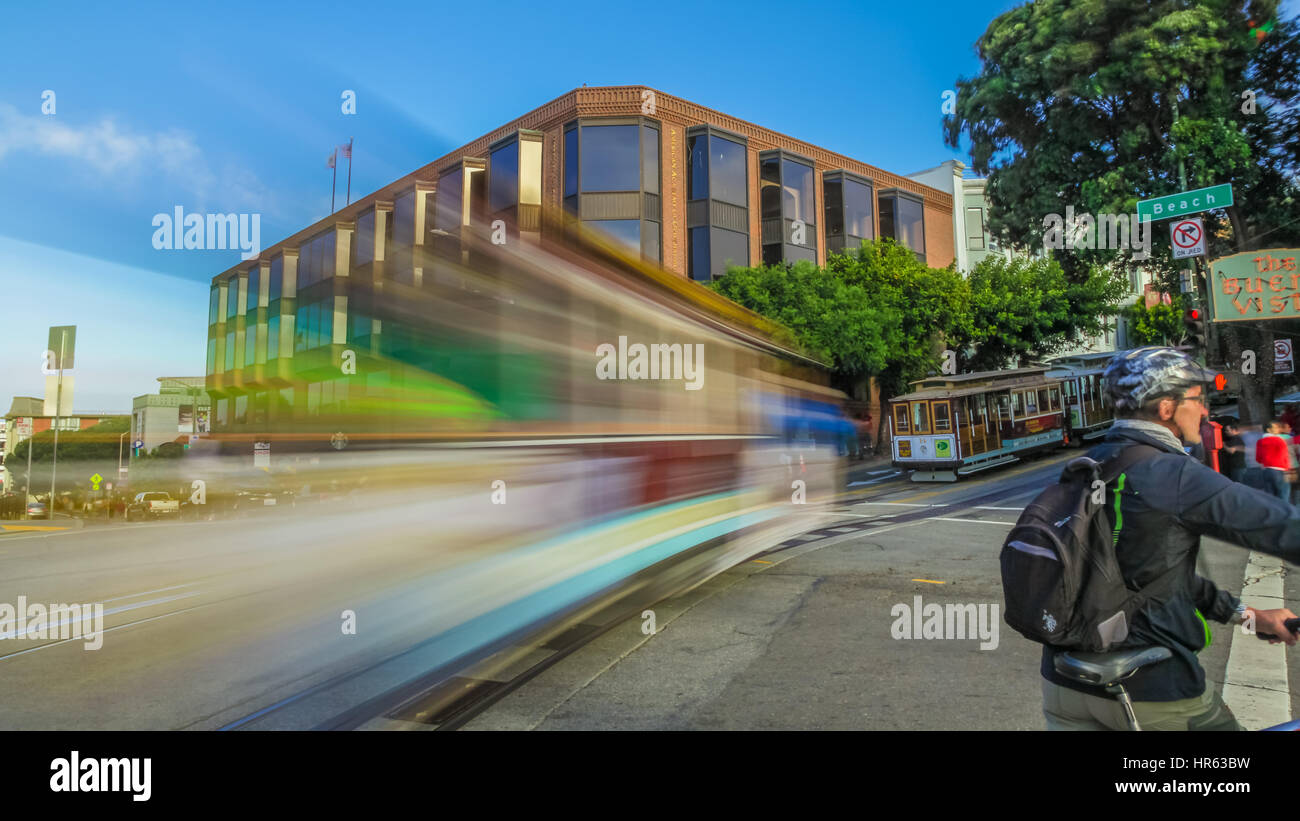 San Francisco, Kalifornien, Vereinigte Staaten - 14 August 2016:Cable Auto von der berühmten Powell-Hyde-Linien kreuzen in Bewegung zu verwischen, den Strand und Hyde Street Stockfoto