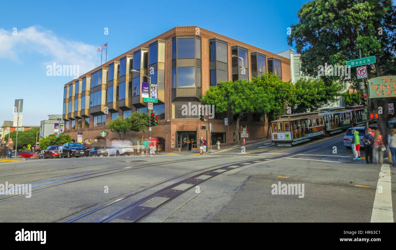 San Francisco, California, Vereinigte Staaten von Amerika - 14. August 2016: Strand und Hyde Straßen Kreuzung in der Nähe von Fishermen es Wharf mit geparkten Seilbahn von der sind Stockfoto