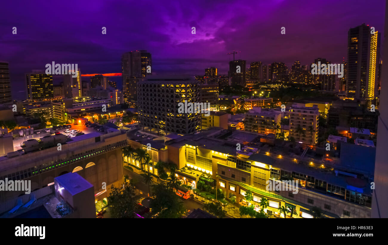 Waikiki-Skyline bei Licht mit rosa Sonnenuntergang. Oahu Island von Hawaii, USA. Stockfoto