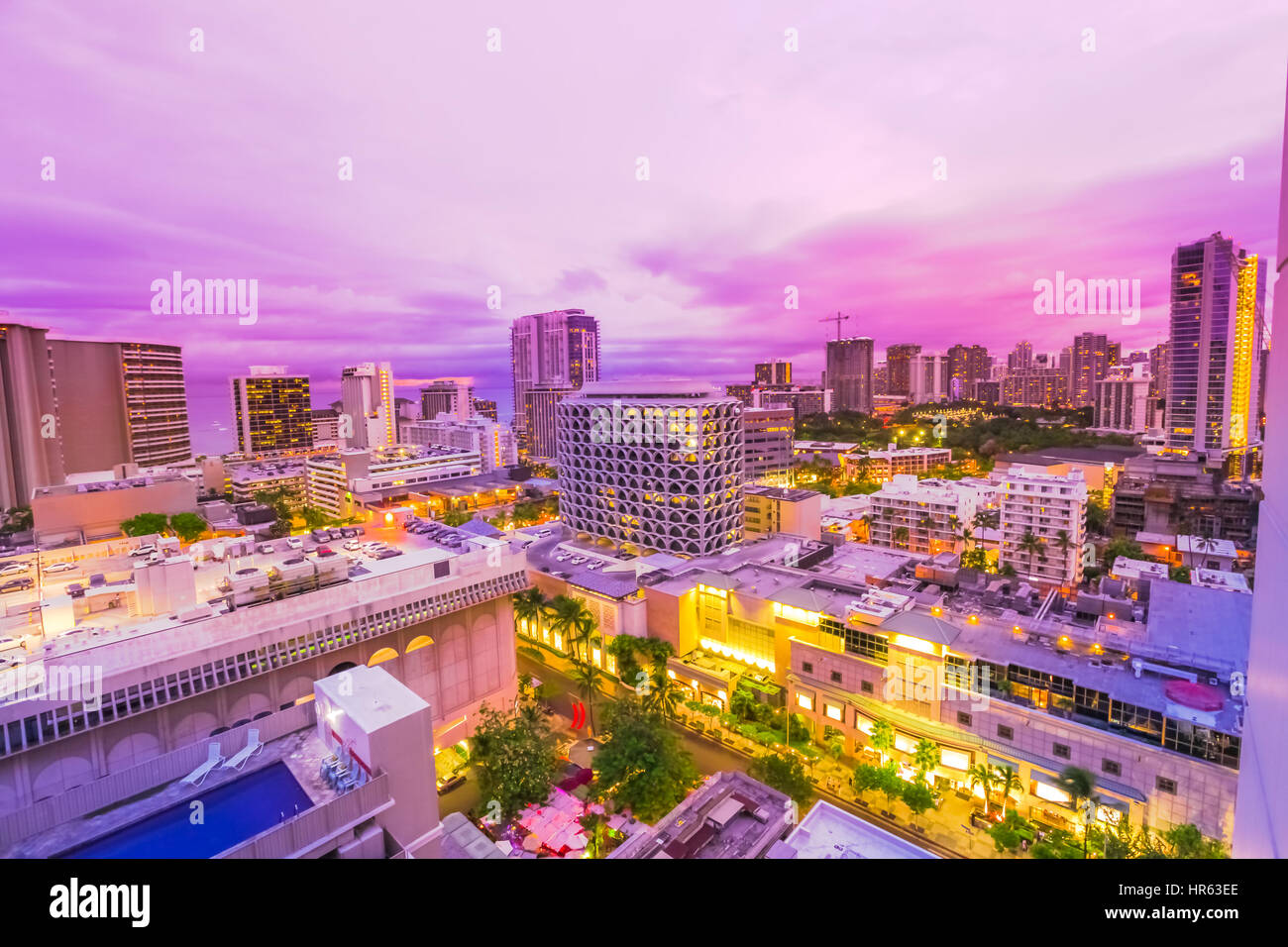 Rosa Licht in der Dämmerung von Waikiki Stadtbild in Oahu Island, Hawaii, Vereinigte Staaten von Amerika. Nacht-Lichter der Stadt und Nachtleben-Konzept. Stockfoto