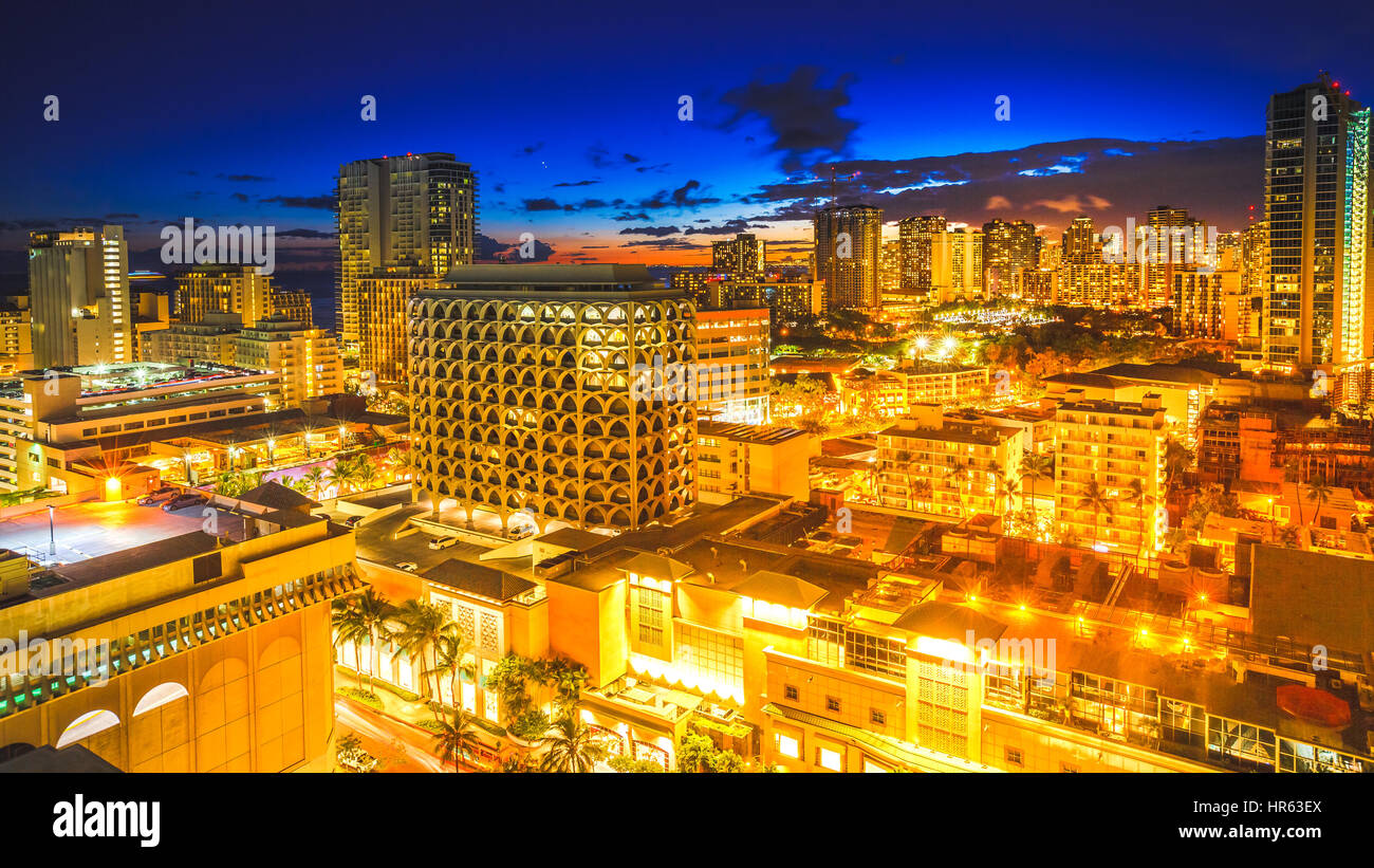 Luftbild Nachtleben der Skyline von Waikiki auf Oahu Insel Hawaii, USA. Nacht-Lichter der Stadt und Nachtleben-Konzept. Stockfoto