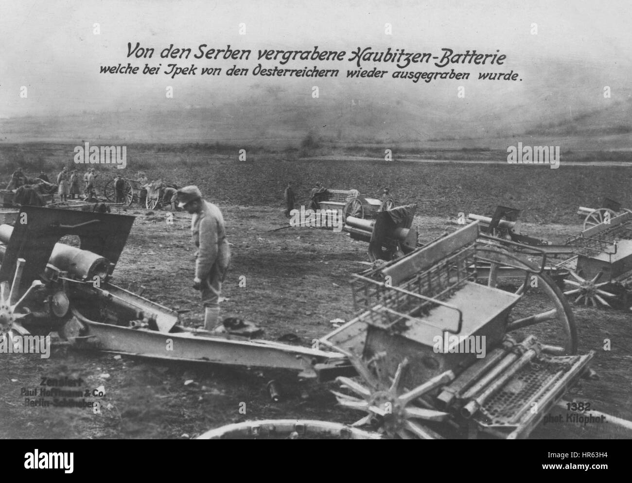 German World War I fotografische Ansichtskarte mit österreichischen Soldaten ausheben Waffen begraben durch serbische Truppen, 1915. Von der New York Public Library. Stockfoto