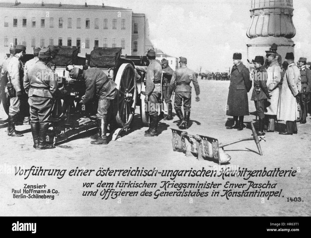 Ersten Weltkriegs deutsche fotografische Ansichtskarte Kriegsminister des Osmanischen Reiches Enver Pascha und Offiziere von Konstantinopel, die eine österreichisch-ungarische Artillerie-Batterie, 1915 führte. Von der New York Public Library. Stockfoto