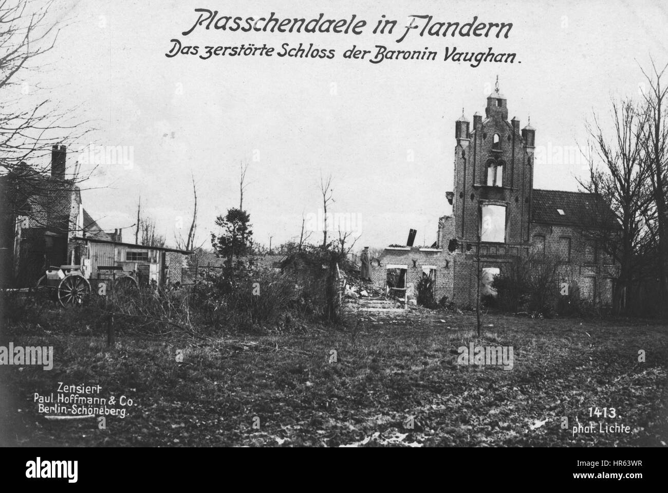 Ersten Weltkriegs deutsche fotografische Ansichtskarte der zerstörten Burg Caroline Lacroix, Baroness Vaughan in Flandern, 1915. Von der New York Public Library. Stockfoto