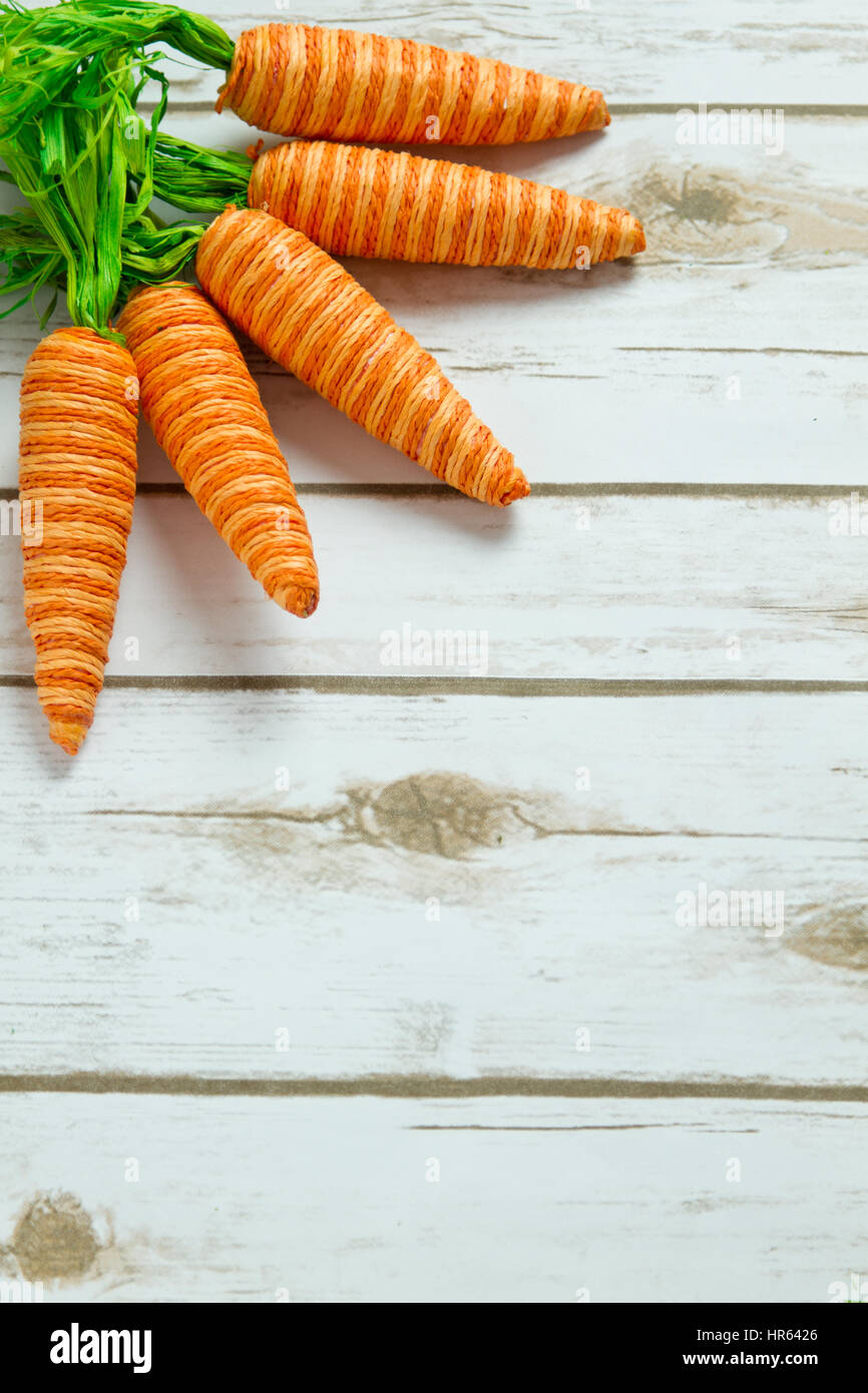 Orange gestreift gefälscht Karotten auf einem rustikalen weiß getünchten Holz Hintergrund mit Platz für text Stockfoto