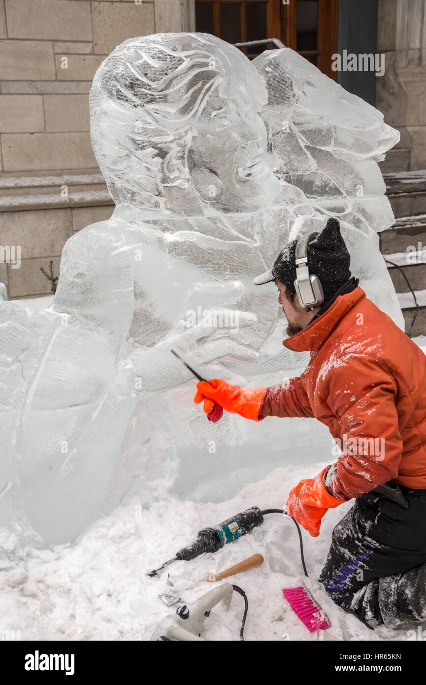 Montreal, CA - 4. Februar 2017: Eiskünstler schnitzen einen Eisblock während der Frima "Fête des glaces" in Saint-Denis-Straße. Stockfoto