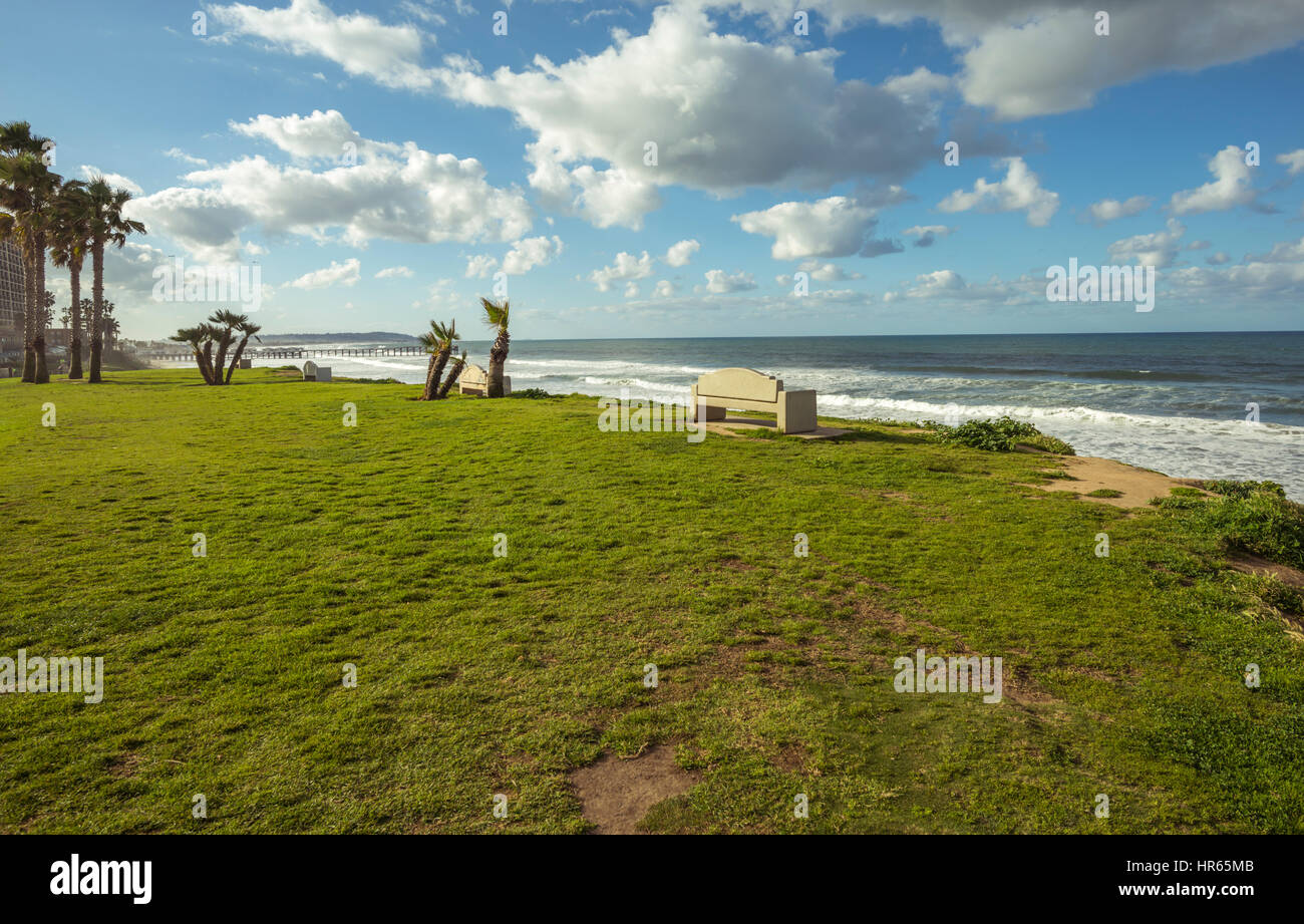 Küste und Meer Blick vom die Grasfläche am Gesetz Street Park am Morgen. San Diego, Kalifornien, USA. Stockfoto