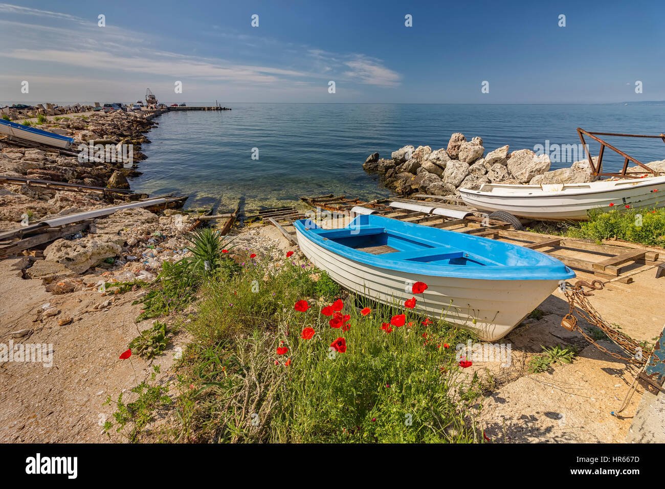 Angelboot/Fischerboot auf Meeressand mit blauen Himmel und pier Stockfoto