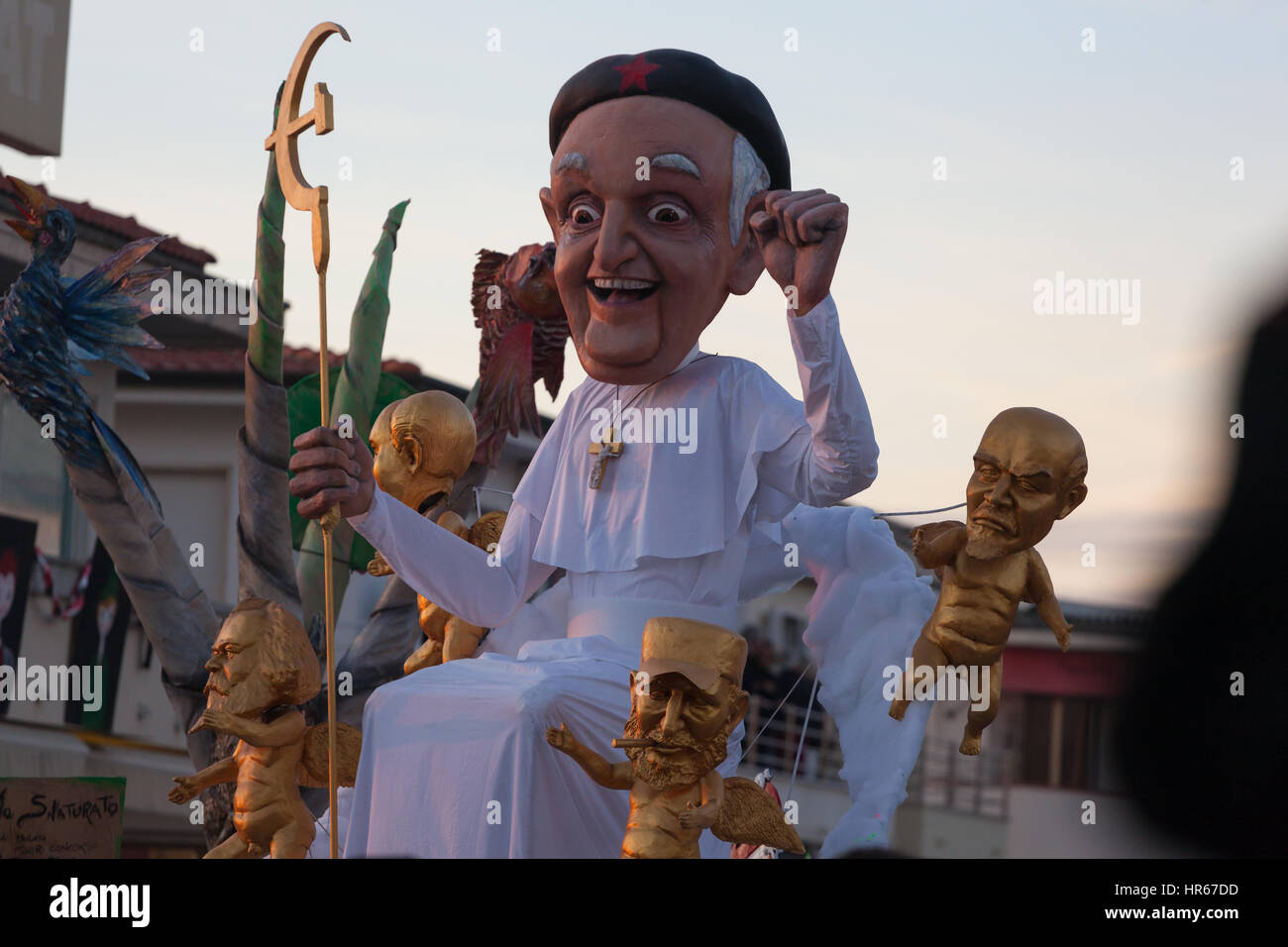 Viareggio, Italien - 26. Februar 2017: 144. Ausgabe der Karneval von Viareggio. Jedes Jahr zieht der Karneval mehr als 25 000 Besucher Stockfoto