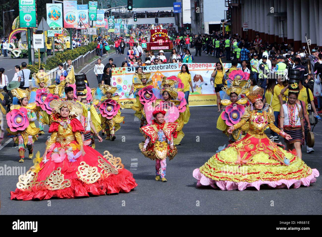 Baguio City, Philippinen. 26. Februar 2017. Studenten ihre Streetdance während der Parade Float im Rahmen der Feier des "Panagbenga Festival 2017" in Baguio City am 26. Februar 2017 durchführen. Pangabenga Festival ist die Rose Parade-Version auf den Philippinen und der Schwimmer war bedeckt mit frischen Blumen. Bildnachweis: Gregorio B. Dantes Jr./Pacific Press/Alamy Live-Nachrichten Stockfoto