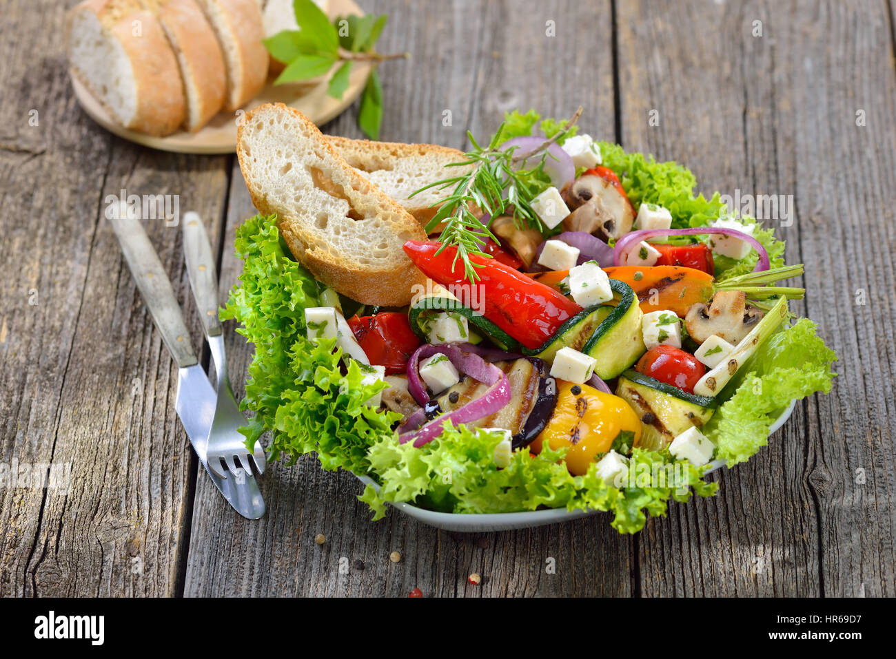 Gemischter salat mit feta -Fotos und -Bildmaterial in hoher Auflösung ...